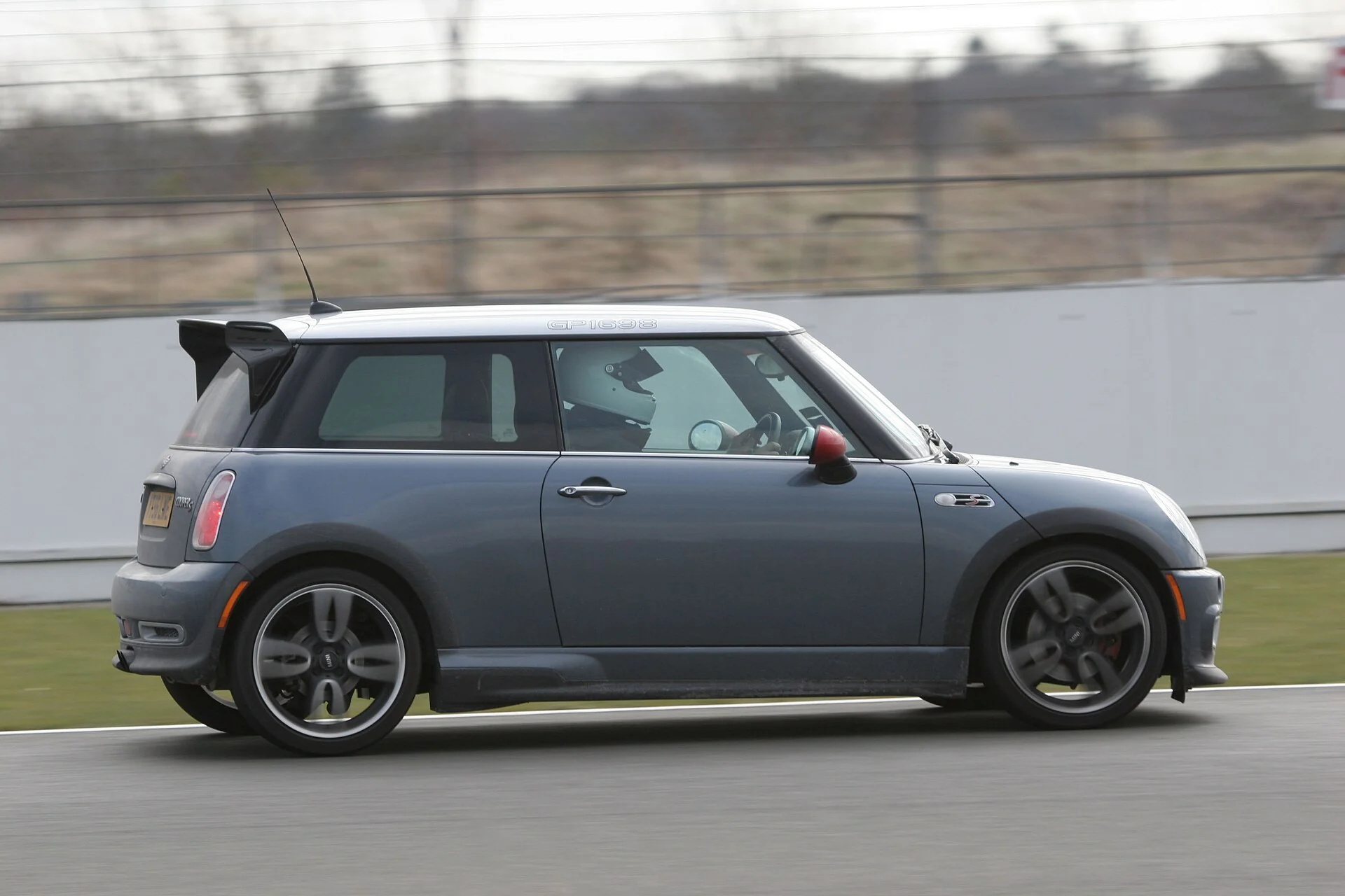 Originele MINI John Cooper Works GP uit 2006, rijdend op een circuit