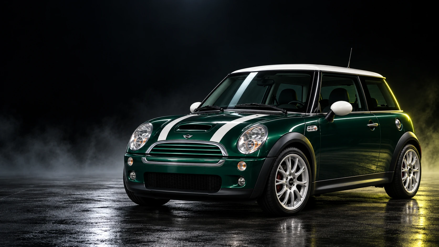 Illustratieve MINI Cooper S R53 in British Racing Green, met wit dak en witte motorkapstrepen, in een donkere studio