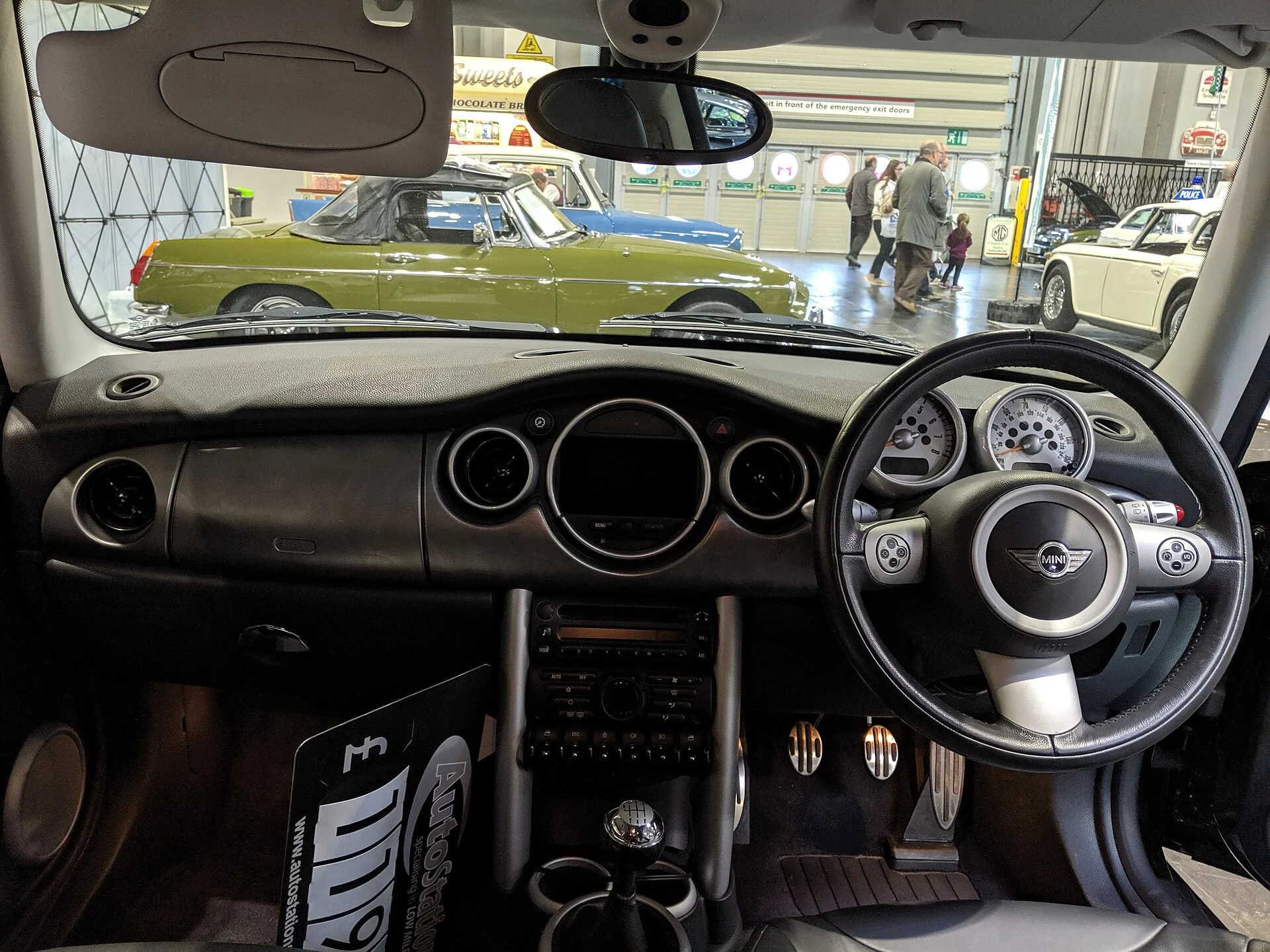 Dashboard van een MINI R53 met centrale snelheidsmeter en ronde ventilatieroosters